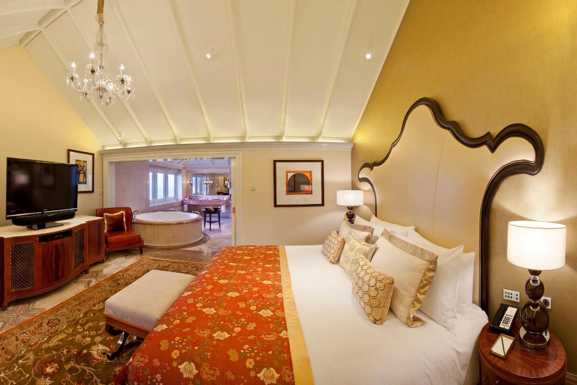 The Taj Mahal Palace, Bombay Esterno foto A suite at the Taj Mahal Palace