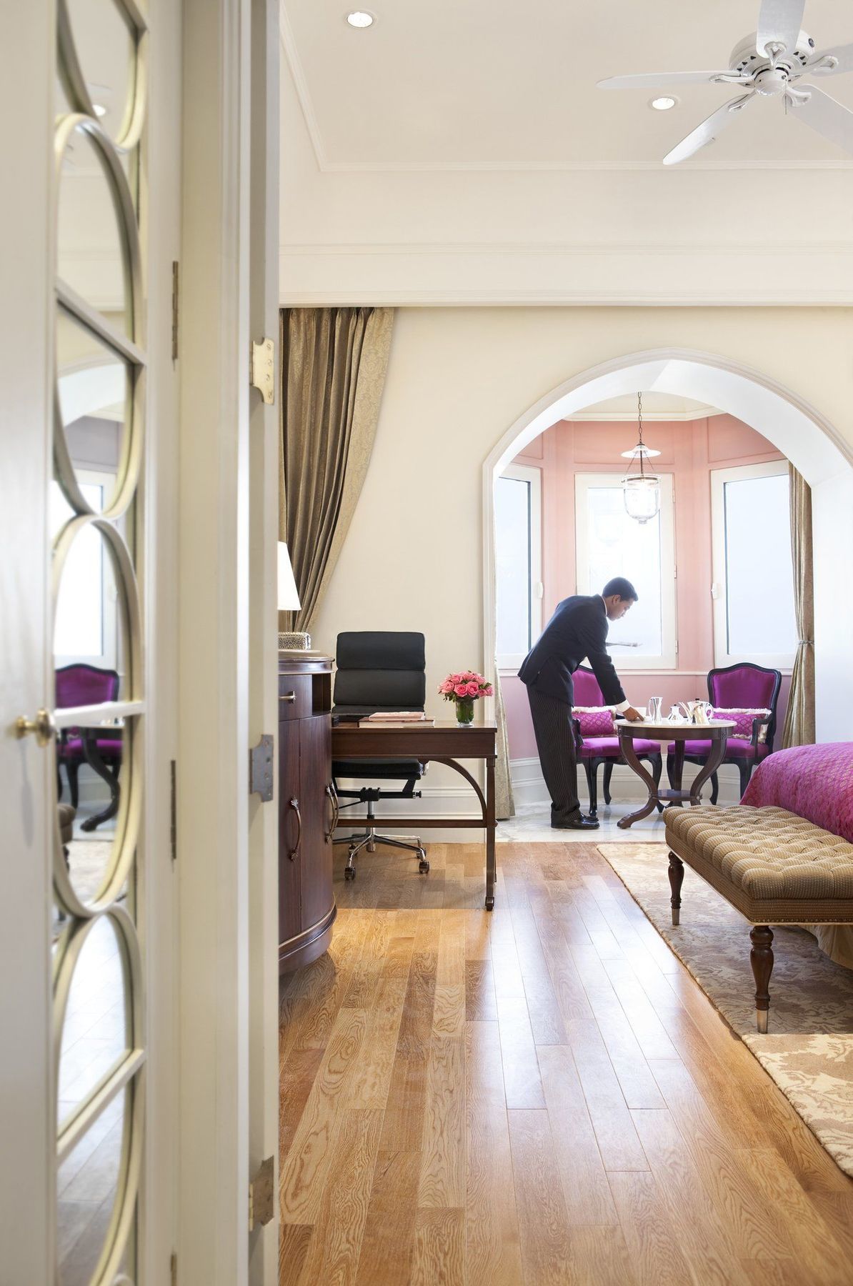 The Taj Mahal Palace, Bombay Camera foto A butler at work