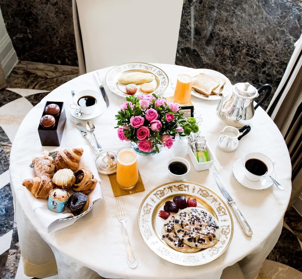 The Taj Mahal Palace, Bombay Esterno foto A typical breakfast at the hotel