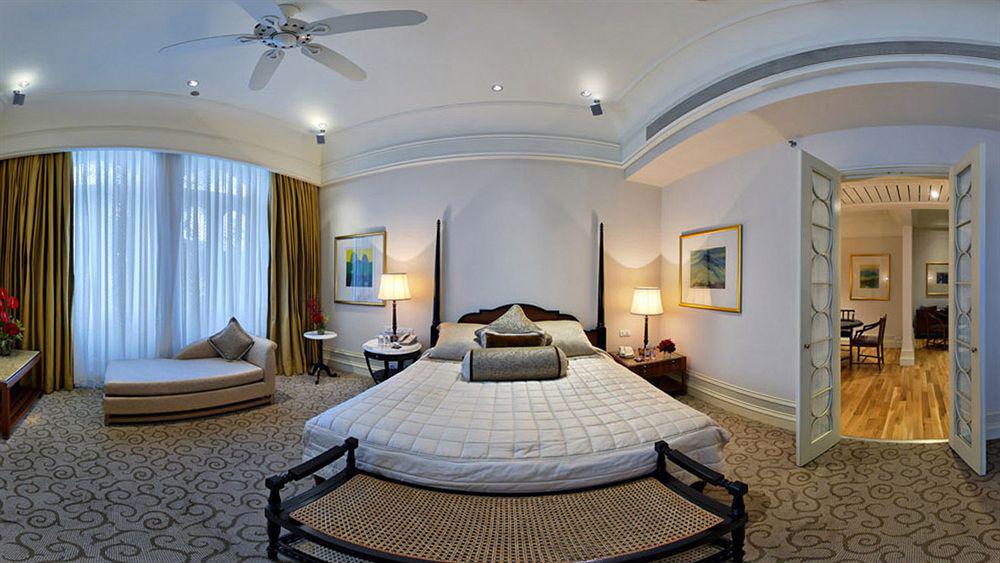 The Taj Mahal Palace, Bombay Esterno foto A bedroom at the Fullerton Hotel